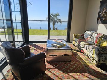 Venta Casa 4 Dormitorios en Suite en Marinas Puertos del Lago con Escritorio y Amplia Vista al Rio