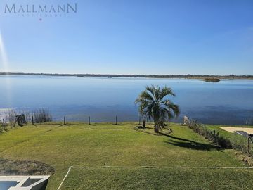 Venta Casa 4 Dormitorios en Suite en Marinas Puertos del Lago con Escritorio y Amplia Vista al Rio