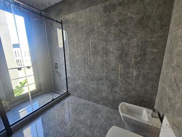 Venta Casa 4 Dormitorios en Suite en Marinas Puertos del Lago con Escritorio y Amplia Vista al Rio