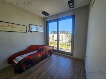 Venta Casa 4 Dormitorios en Suite en Marinas Puertos del Lago con Escritorio y Amplia Vista al Rio