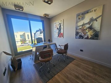 Venta Casa 4 Dormitorios en Suite en Marinas Puertos del Lago con Escritorio y Amplia Vista al Rio