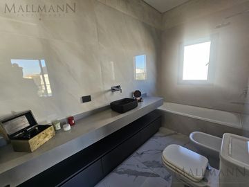 Venta Casa 4 Dormitorios en Suite en Marinas Puertos del Lago con Escritorio y Amplia Vista al Rio
