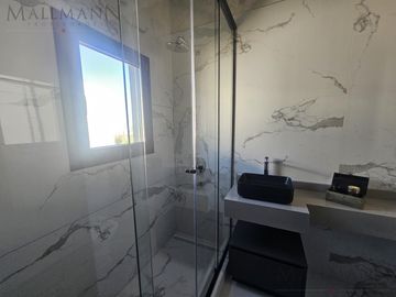 Venta Casa 4 Dormitorios en Suite en Marinas Puertos del Lago con Escritorio y Amplia Vista al Rio