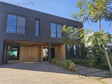Venta Casa 4 Dormitorios en Suite en Marinas Puertos del Lago con Escritorio y Amplia Vista al Rio
