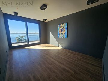 Venta Casa 4 Dormitorios en Suite en Marinas Puertos del Lago con Escritorio y Amplia Vista al Rio