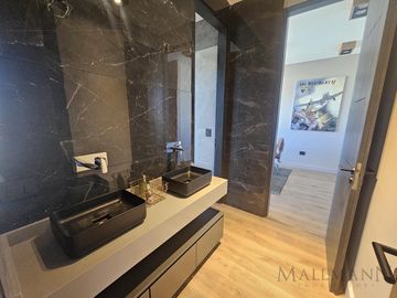 Venta Casa 4 Dormitorios en Suite en Marinas Puertos del Lago con Escritorio y Amplia Vista al Rio