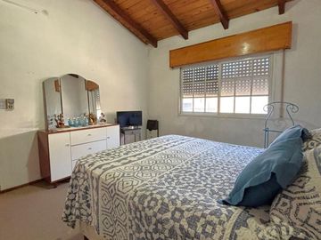 Casa en Barrio Azcuénaga con 4 Dormitorios y Patio