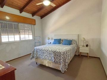 Casa en Barrio Azcuénaga con 4 Dormitorios y Patio