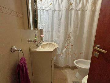 Casa en Barrio Azcuénaga con 4 Dormitorios y Patio