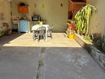 Casa en Barrio Azcuénaga con 4 Dormitorios y Patio