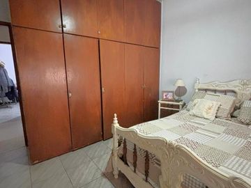 Casa en Barrio Azcuénaga con 4 Dormitorios y Patio