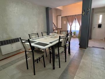 Casa en Barrio Azcuénaga con 4 Dormitorios y Patio