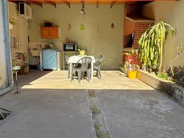 Casa en Barrio Azcuénaga con 4 Dormitorios y Patio