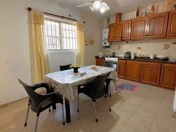 Casa en Barrio Azcuénaga con 4 Dormitorios y Patio