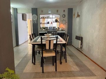 Casa en Barrio Azcuénaga con 4 Dormitorios y Patio