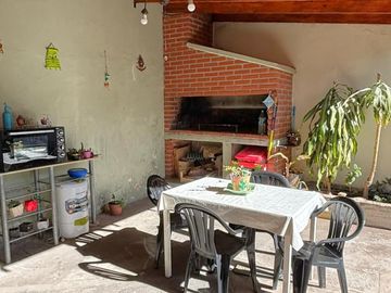 Casa en Barrio Azcuénaga con 4 Dormitorios y Patio