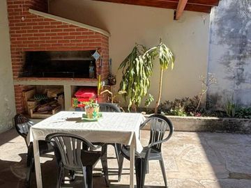 Casa en Barrio Azcuénaga con 4 Dormitorios y Patio