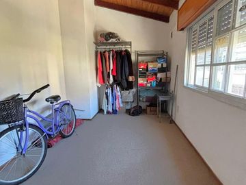 Casa en Barrio Azcuénaga con 4 Dormitorios y Patio