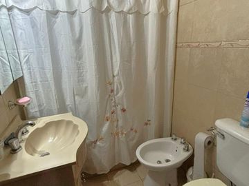 Casa en Barrio Azcuénaga con 4 Dormitorios y Patio