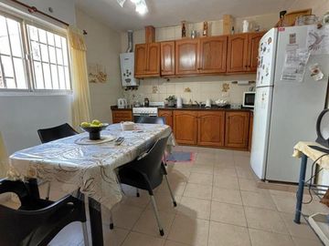 Casa en Barrio Azcuénaga con 4 Dormitorios y Patio