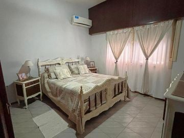 Casa en Barrio Azcuénaga con 4 Dormitorios y Patio