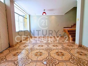 ¡Gran Oportunidad! Propiedad con Casa y 2 Departamentos