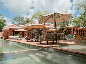 Propiedad estilo hacienda con 6 cabañas en venta en Tulum