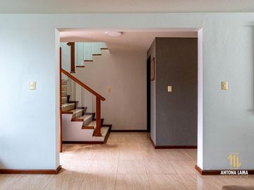 Casa en Venta en Lomas de San Alfonso con cuatro recámaras
