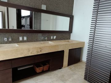CASA EN VENTA EN HERMOSO FRACCIONAMIENTO ARBOLADO