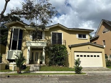 VENTA o ALQUILER CASA  EN CLAYTON 246 M2 PH EMBASSY GARDEN MLD