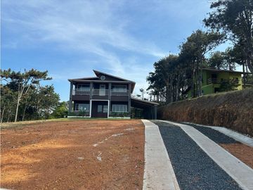 CERRO AZUL / 2000M / 2 NIVELES / 4 HABITACIONES / CAMPESTRE