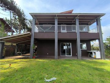 CERRO AZUL / 2000M / 2 NIVELES / 4 HABITACIONES / CAMPESTRE