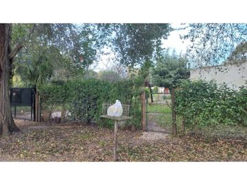 Casa en venta sobre terreno de 740 m2 totales. Cel. 223542----
