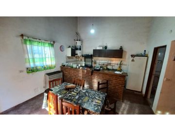 Casa en venta sobre terreno de 740 m2 totales. Cel. 223542----