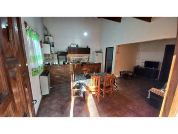 Casa en venta sobre terreno de 740 m2 totales. Cel. 223542----