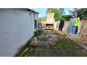 Casa en venta sobre terreno de 740 m2 totales. Cel. 223542----