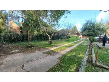 Casa en venta sobre terreno de 740 m2 totales. Cel. 223542----