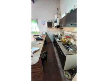 Casa en venta sobre terreno de 740 m2 totales. Cel. 223542----