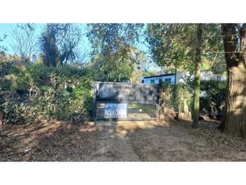 Casa en venta sobre terreno de 740 m2 totales. Cel. 223542----
