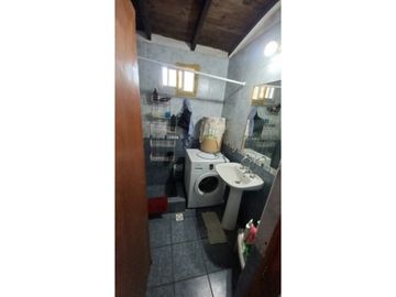 Casa en venta sobre terreno de 740 m2 totales. Cel. 223542----