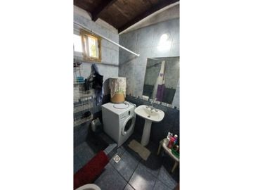Casa en venta sobre terreno de 740 m2 totales. Cel. 223542----