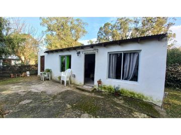 Casa en venta sobre terreno de 740 m2 totales. Cel. 223542----