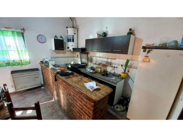 Casa en venta sobre terreno de 740 m2 totales. Cel. 223542----