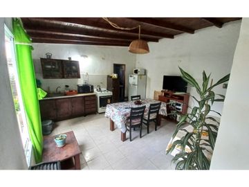 Casa en venta sobre terreno de 740 m2 totales. Cel. 223542----