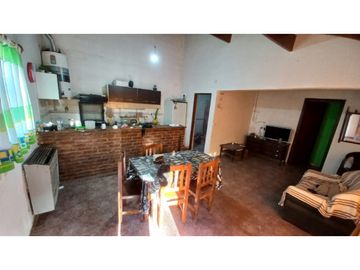 Casa en venta sobre terreno de 740 m2 totales. Cel. 223542----