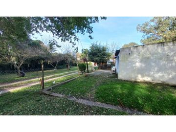 Casa en venta sobre terreno de 740 m2 totales. Cel. 223542----