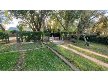 Casa en venta sobre terreno de 740 m2 totales. Cel. 223542----