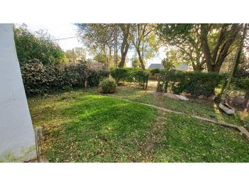 Casa en venta sobre terreno de 740 m2 totales. Cel. 223542----