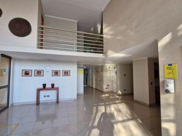 Grace Kelm Vende Depto impecable de 42 m2/ 1 dorm en suite C/bod en Santiago