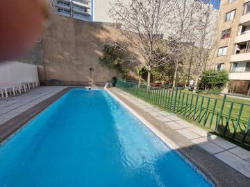 Grace Kelm Vende Depto impecable de 42 m2/ 1 dorm en suite C/bod en Santiago
